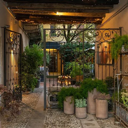 Boutique House In Corte Storica Seregno